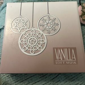 Avon Vanilla Soft Musk Pampering Delights Gift Set